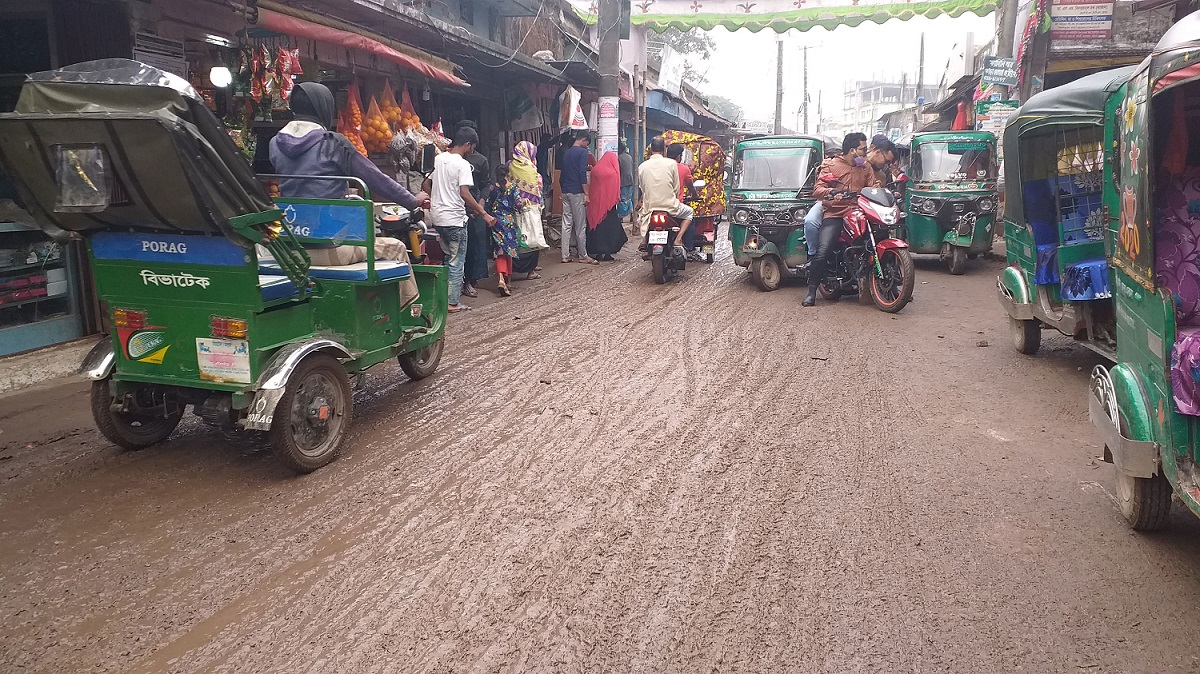 রোদে ধুলা বৃষ্টিতে কাদা দুর্ভোগে পথচারী