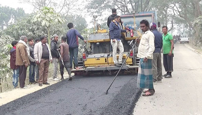 ভিডিও করায় ক্ষেপলেন সওজ কর্মকর্তা