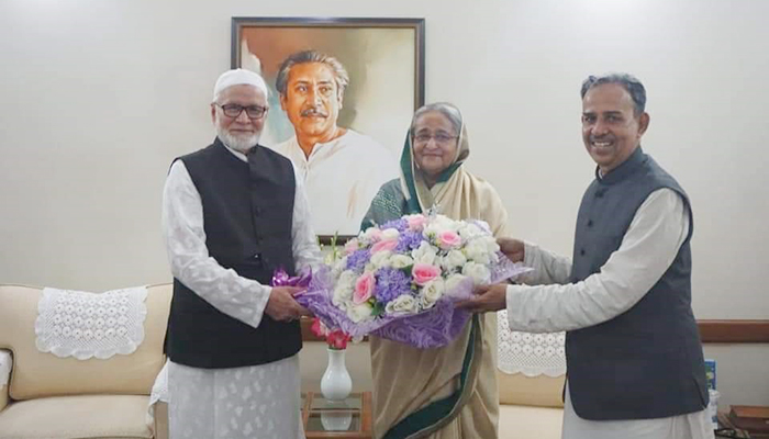 হাতে ফুল দিয়ে কৃতজ্ঞতা