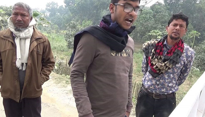 ভিডিও করায় ক্ষেপলেন সওজ কর্মকর্তা