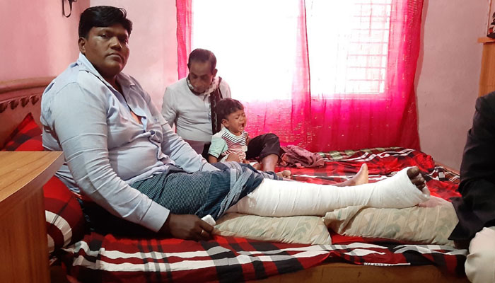 মেম্বারকে হাতুড়িপেটায় পা ভাঙলো সন্ত্রাসীরা