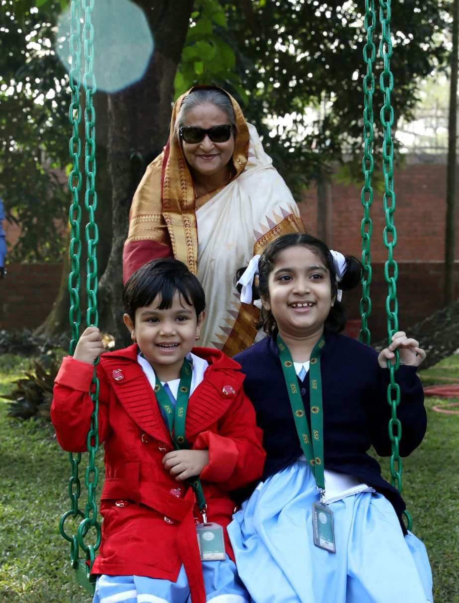 গণভবনে ক্ষুদে শিক্ষার্থীদের সঙ্গে প্রধানমন্ত্রী