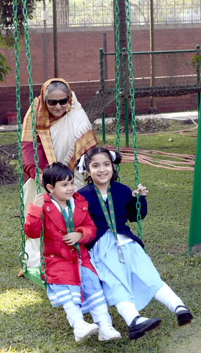 গণভবনে ক্ষুদে শিক্ষার্থীদের সঙ্গে প্রধানমন্ত্রী
