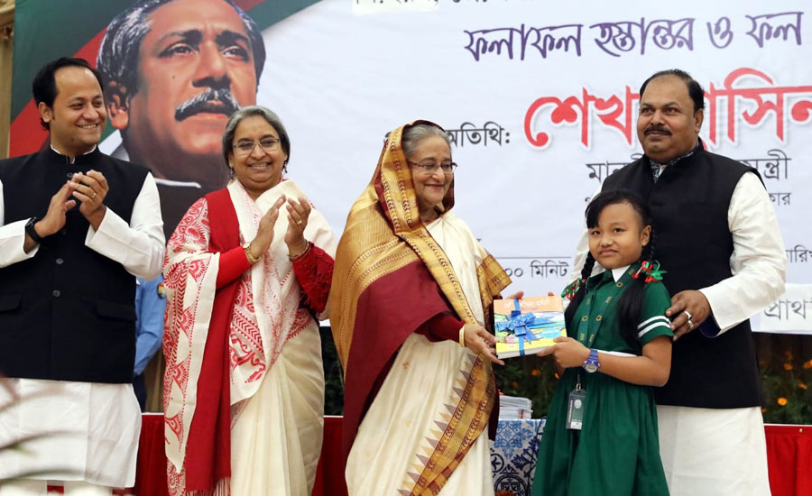 গণভবনে ক্ষুদে শিক্ষার্থীদের সঙ্গে প্রধানমন্ত্রী