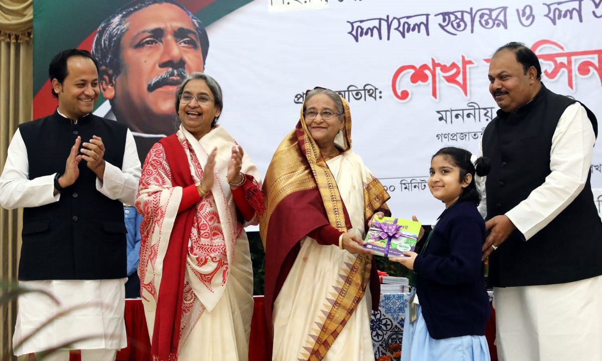 গণভবনে ক্ষুদে শিক্ষার্থীদের সঙ্গে প্রধানমন্ত্রী