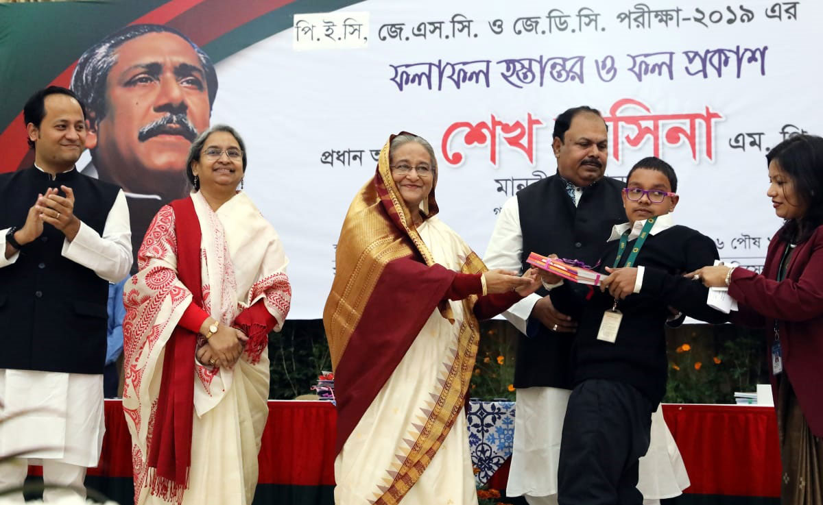 গণভবনে ক্ষুদে শিক্ষার্থীদের সঙ্গে প্রধানমন্ত্রী