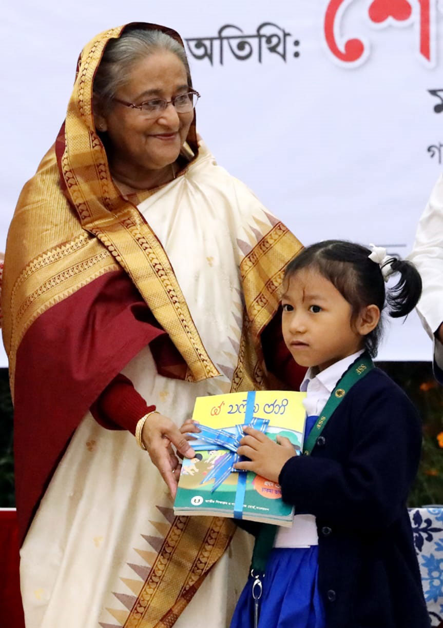গণভবনে ক্ষুদে শিক্ষার্থীদের সঙ্গে প্রধানমন্ত্রী
