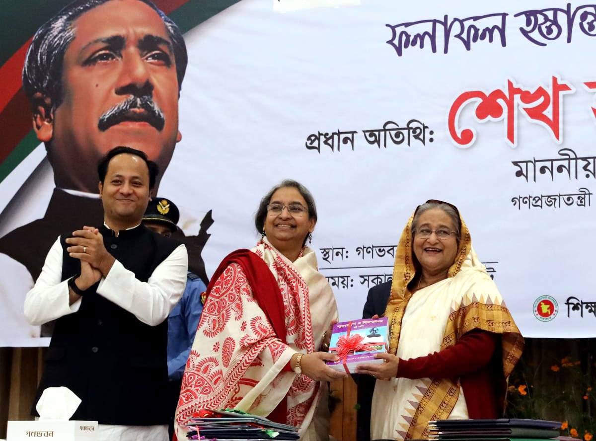 গণভবনে ক্ষুদে শিক্ষার্থীদের সঙ্গে প্রধানমন্ত্রী