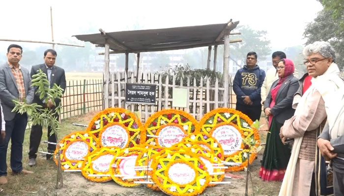 সৈয়দ হকের সমাধিতে ফুলেল শ্রদ্ধা