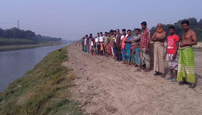 নদীকে পুকুর বানালেন পাউবো কর্মকর্তা!