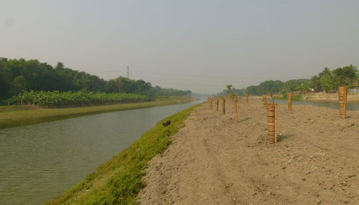 নদীকে পুকুর বানালেন পাউবো কর্মকর্তা!