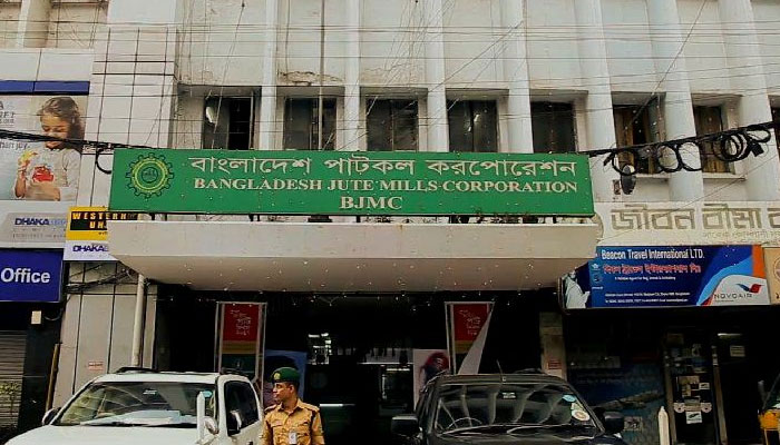 বিজেএমসির অব্যবস্থাপনার মাশুল দিচ্ছেন শ্রমিকরা