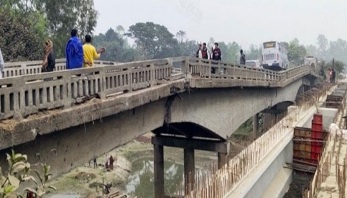 সেতু ভেঙে উত্তরের ৯ জেলার যোগাযোগ বিপর্যস্ত