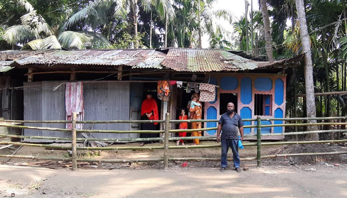 পুলিশ জামাইয়ের দাপটে দিনমজুরের বাড়ি ব্যারিকেড