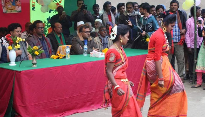 বাগাতিপাড়ায় নেচে গেয়ে বড়দিন উদযাপন