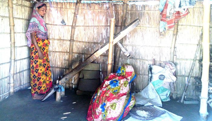 ঢেঁকিছাঁটা চালের পিঠার স্বাদ আর নেই