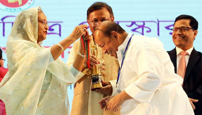 জাতীয় চলচ্চিত্র পুরস্কার দিলেন প্রধানমন্ত্রী