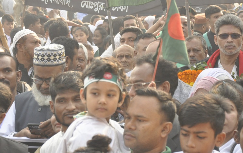 রায়েরবাজারে বুদ্ধিজীবী কবরস্থানে সর্বস্তরের শ্রদ্ধা