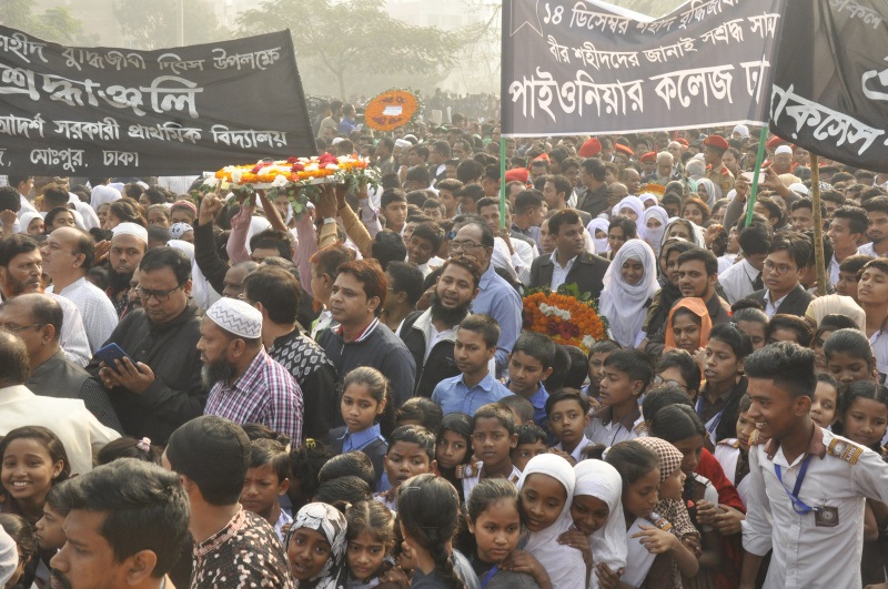 রায়েরবাজারে বুদ্ধিজীবী কবরস্থানে সর্বস্তরের শ্রদ্ধা