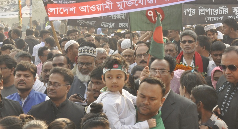 রায়েরবাজারে বুদ্ধিজীবী কবরস্থানে সর্বস্তরের শ্রদ্ধা