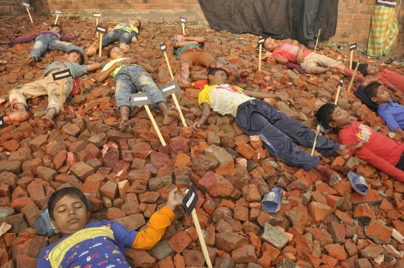 রায়েরবাজারে বুদ্ধিজীবী কবরস্থানে সর্বস্তরের শ্রদ্ধা