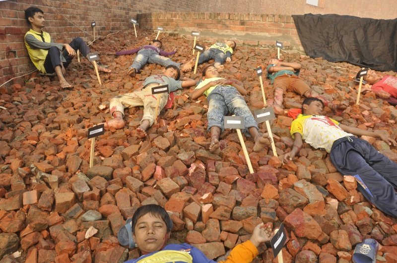 রায়েরবাজারে বুদ্ধিজীবী কবরস্থানে সর্বস্তরের শ্রদ্ধা