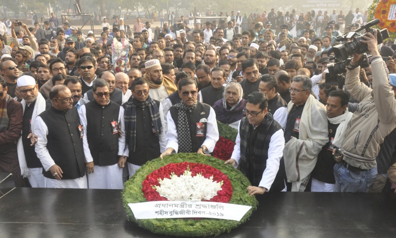 রায়েরবাজারে বুদ্ধিজীবী কবরস্থানে সর্বস্তরের শ্রদ্ধা