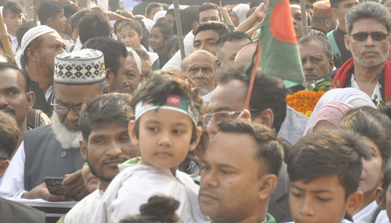 রায়েরবাজারে বুদ্ধিজীবী কবরস্থানে সর্বস্তরের শ্রদ্ধা