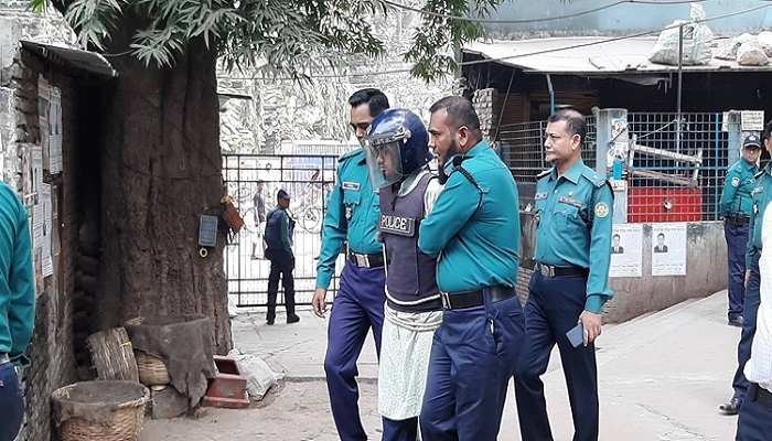 আদালতে যাওয়ার পথে টুপি দেয় একজন