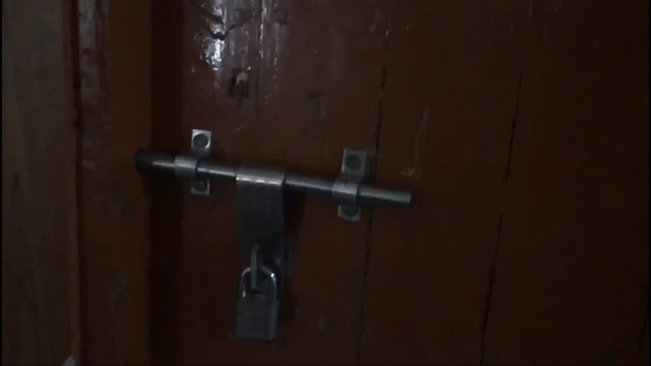 ডাকসু ভবন জুড়ে আঘাতের চিহ্ন