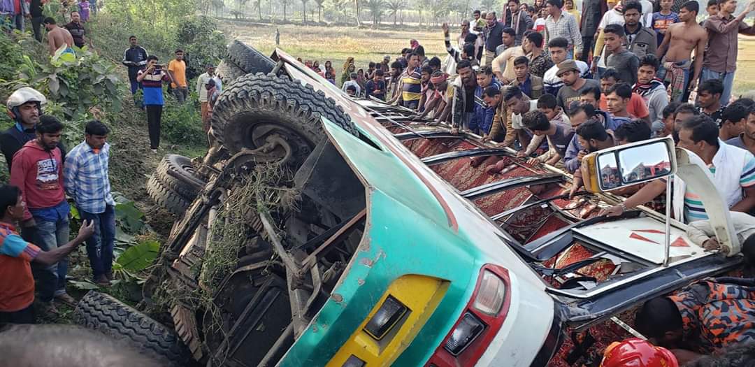 কালীগঞ্জে যাত্রিবাহী বাস খাদে, আহত ২৫
