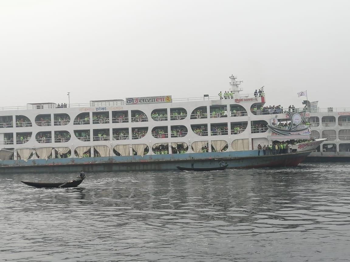 লঞ্চে করে আসছেন হাজারো নেতাকর্মী