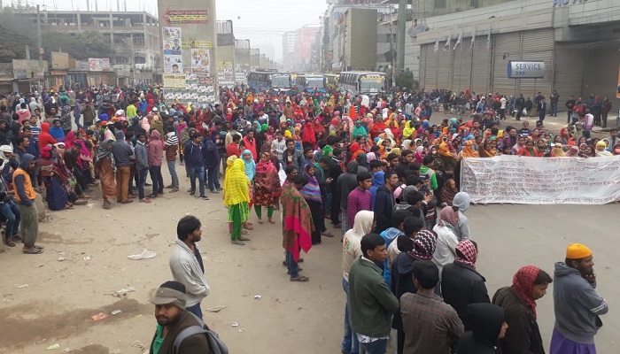 বকেয়া বেতনের দাবিতে সড়ক অবরোধ