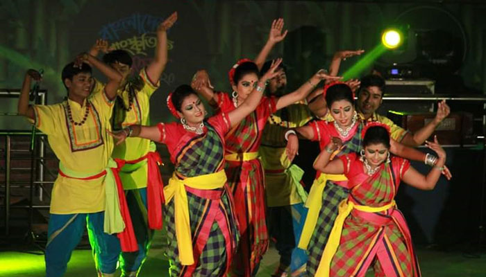 উৎসবমুখর শিল্পকলা একাডেমি