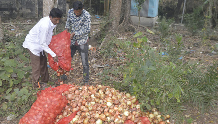 ক্রেতা কম, গুদামে পচে যাচ্ছে পেঁয়াজ