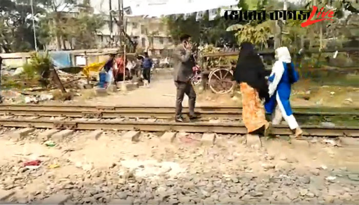 মালিবাগে ঝুঁকিপূর্ণ রেললাইন পারাপার