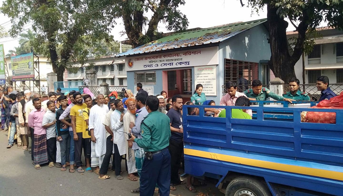 টেনশনে ক্রেতারা, খুশিতে ডিলাররা