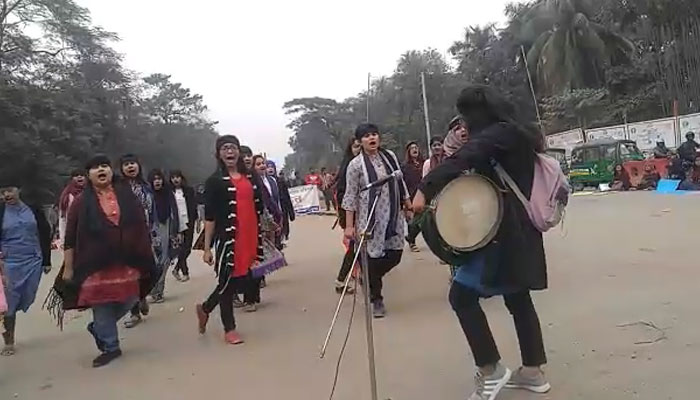 ধর্ষক মজনুর ফাঁসির দাবিতে বিক্ষোভ অব্যাহত
