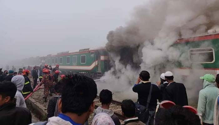 পারাবত এক্সপ্রেস ট্রেনে অগ্নিকাণ্ড