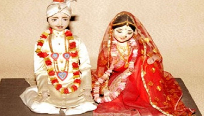 আমন্ত্রণ ছাড়াই বিয়েবাড়িতে অতিথি পুলিশ!