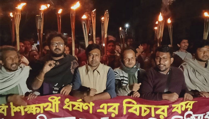 ছাত্রী ধর্ষণের প্রতিবাদে মশাল-আলোর মিছিল