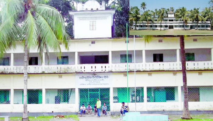 বিনামূল্যের বই আটকে ফি আদায়