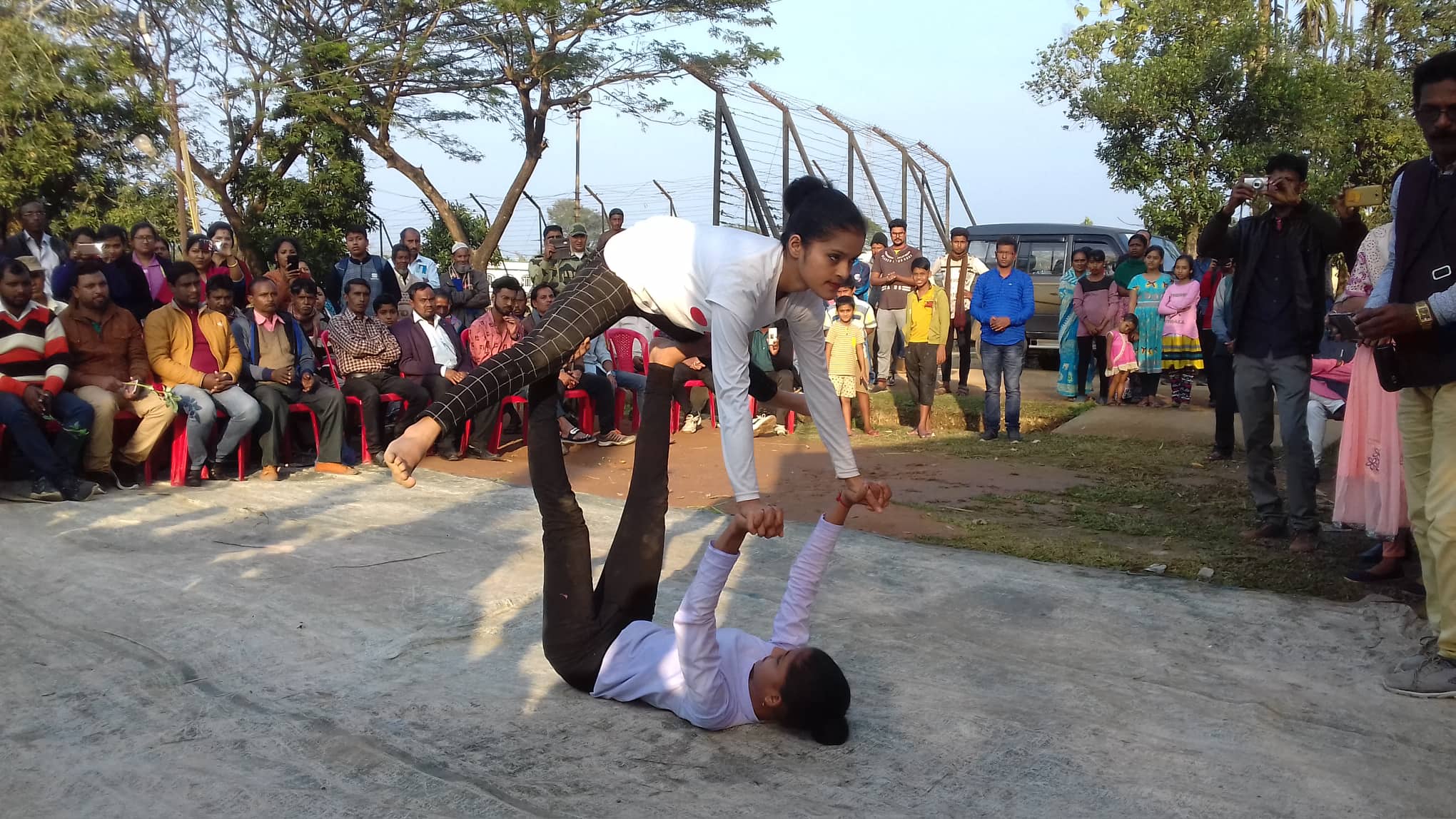 নো-ম্যান্স ল্যান্ডে সম্প্রীতি উৎসব