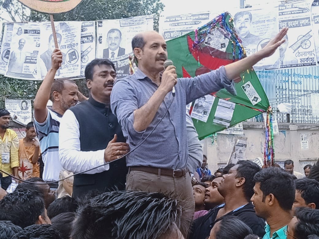 নির্বাচনী প্রচারণায় ঢাকা উত্তরের মেয়রপ্রার্থী আতিকুল