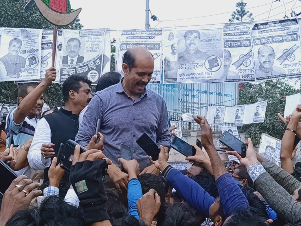 নির্বাচনী প্রচারণায় ঢাকা উত্তরের মেয়রপ্রার্থী আতিকুল