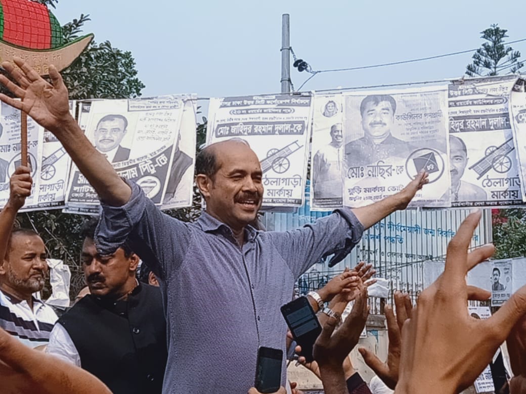 নির্বাচনী প্রচারণায় ঢাকা উত্তরের মেয়রপ্রার্থী আতিকুল