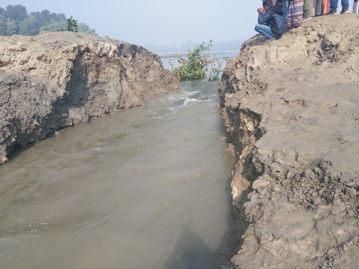 বিলের বাঁধ কাটায় উত্তেজনা, বীজতলা প্লাবিত