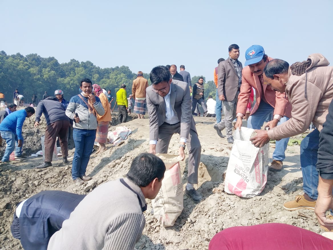 নিজ হাতে বাঁধ মেরামতে ইউএনও