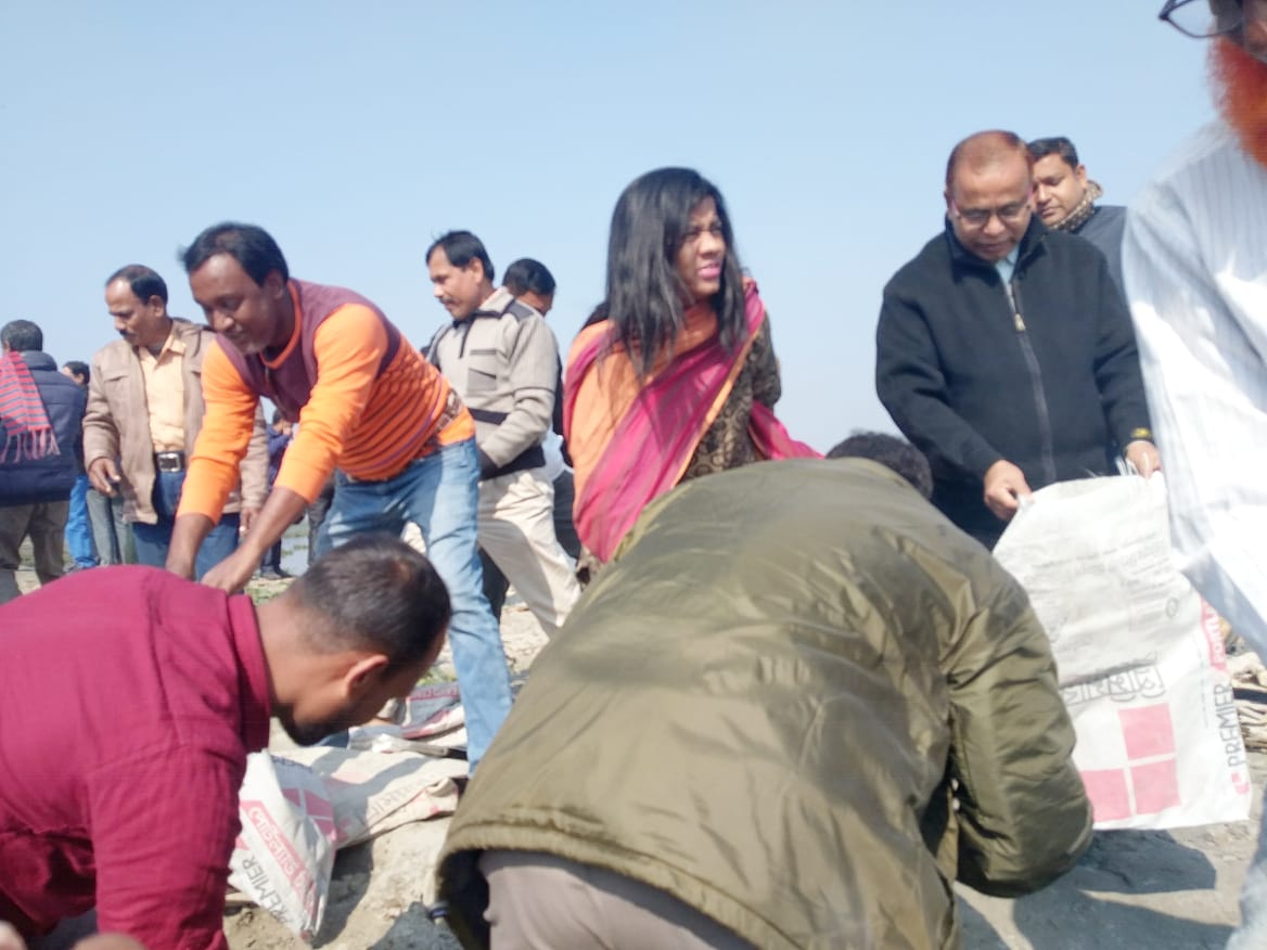 নিজ হাতে বাঁধ মেরামতে ইউএনও