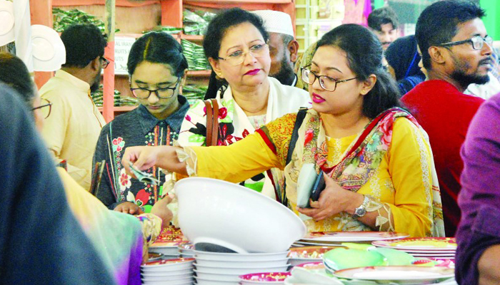 শেষ সময়ে বেচা-বিক্রি বাড়ছে বাণিজ্যমেলায়